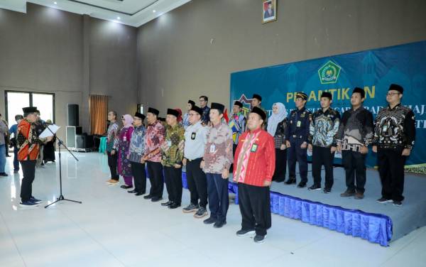 Pj Gubernur Jatim Lantik 23 PPIH Embarkasi Surabaya, Pesankan Junjung Tinggi Komitmen Berikan Pelayanan Prima Bagi Jemaah Haji