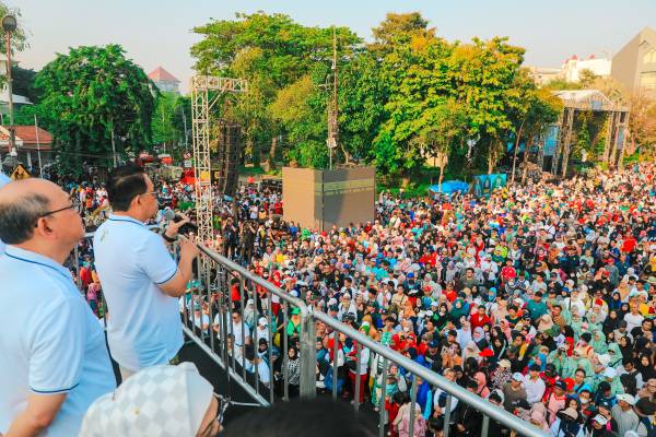 Pemprov Jatim Jalan Sehat Bersama 10.000 Peserta di Hari Santri