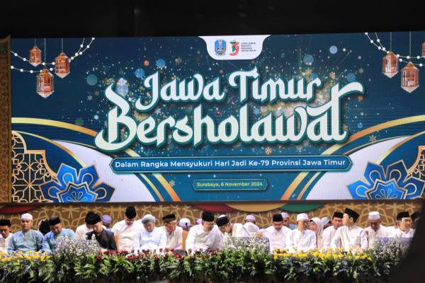 Jatim Bersholawat Bersama Ribuan Masyarakat