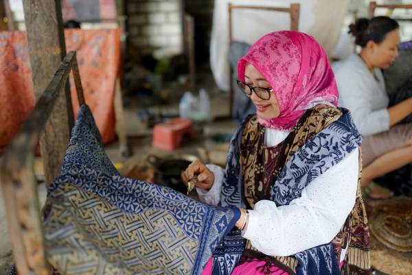 Melihat Dari Dekat Produksi Batik Gedog di Tuban