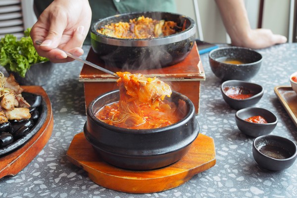 4 Budaya Makan Khas Korea, Konsumsi Nasi hingga Etika Penggunaan Sumpit