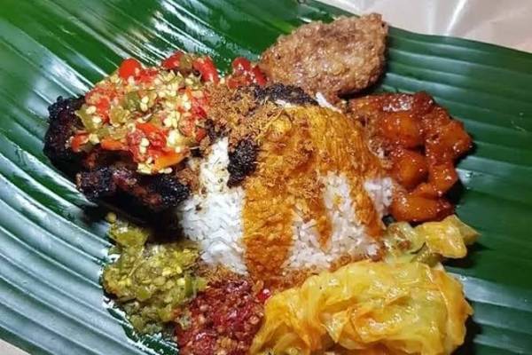 Kenapa Nasi Padang Bungkus Selalu Lebih Banyak? Ini Alasannya!