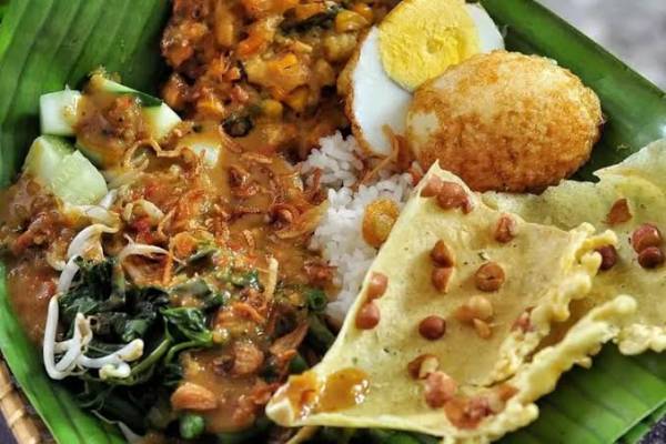 Nasi Pecel Madiun vs. Nasi Pecel Tumpang: Apa Bedanya?