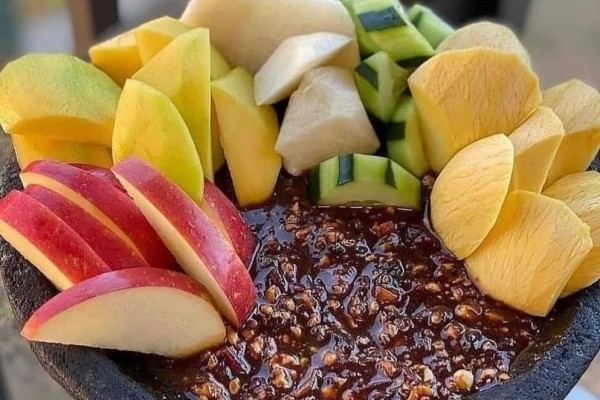 Resep Bumbu Rujak Manis Khas Rumah yang Segar