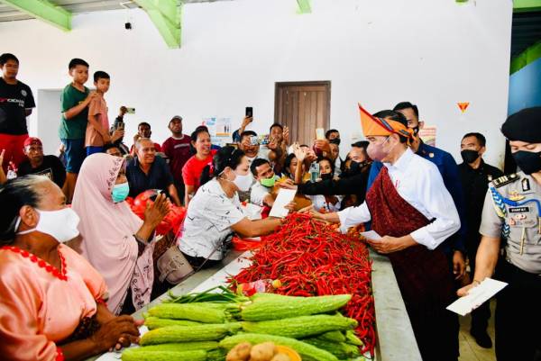 Di Pasar Mbongawani, Jokowi Beli Cabai Ende