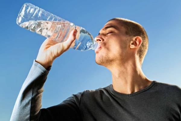 Ini Bahaya Jika Kamu Mengisi Ulang Botol Air Minum Sekali Pakai