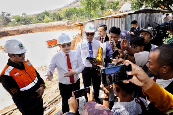 Pj. Gubernur Jatim Tinjau Progres Sirkuit Balap di Parang Magetan