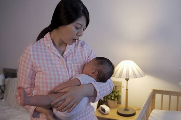 Kenali Penyebab Bayi Rewel Malam Hari dan Cara Ampuh Menenangkan Tangisannya