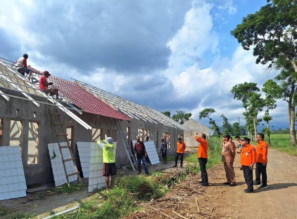 Kalaksa BPBD Jatim Tinjau Pembangunan Hunian Relokasi Terdampak Banjir Bandang di Banyuwangi