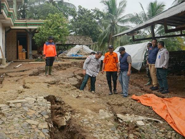 Tim BPBD Jatim Bantu Evakuasi Barang dan Serahkan Bantuan untuk Pengungsi Ponorogo