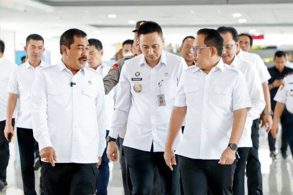 Pj. Gubernur Jatim Bersama Menteri Imigrasi dan Permasyarakatan Tinjau Uji Coba Autogate di T2 Bandara Internasional Juanda