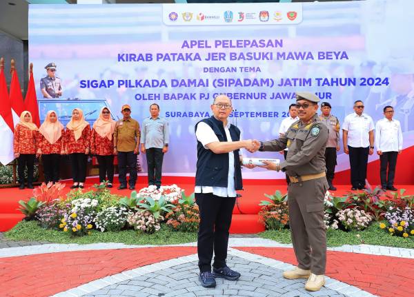 Pj. Sekdaprov Jatim Berangkatkan Kirab Pataka Jer Basuki Mawa Beya Hari Jadi Ke-79 Provinsi Jatim