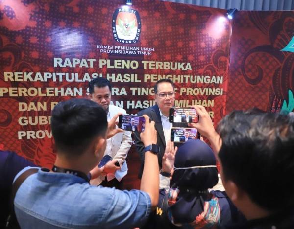 Pj Gubernur Adhy Tinjau Rekapitulasi Suara Pilkada Jatim 2024, Pastikan Proses Berjalan Lancar