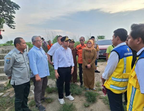 BPBD Jatim Dampingi Wagub Emil Dardak Cek Tanggul Kali Lamong Gresik yang Jebol