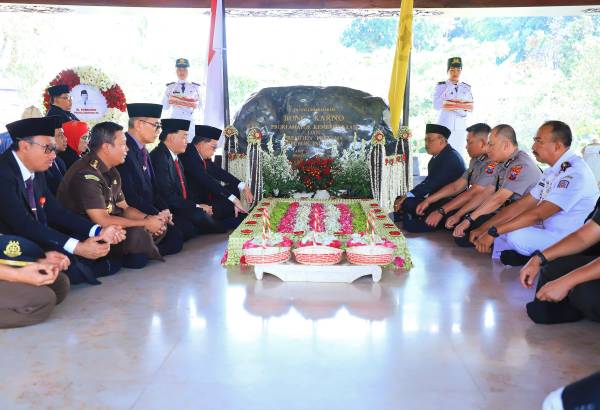 Pj. Gubernur Jatim Ziarah  di Makam Bung Karno