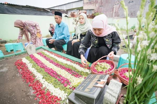 Jelang Pelantikan, Khofifah Ziarah ke Makam Suami dan Orang Tua