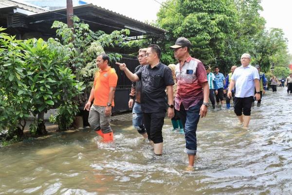 Pj Gubernur Jatim Tinjau Banjir Sidoarjo dan Kerahkan Penanganan Cepat