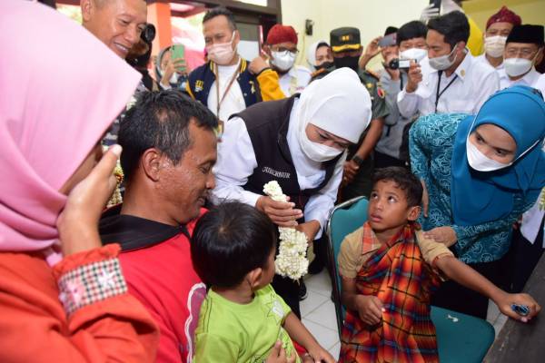 Khofifah Salurkan Bantuan Zakat Produktif dan Bedah Rumah Warga Tak Mampu