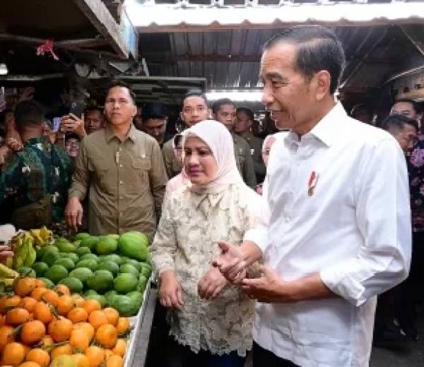 Presiden Jokowi Kunjungi Pasar Dukuh Kupang, Cek Harga dan Interaksi dengan Warga