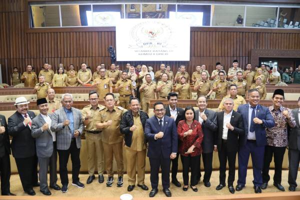 Rapat Dengar Pendapat Bersama DPR RI dan Mendagri, Pemprov Jatim Pastikan Siap Gelar Pilkada Serentak 2024