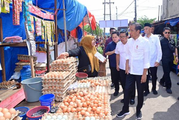 Jokowi Tinjau Pasar Senggol Dumai, Pastikan Stabilitas Harga Sembako