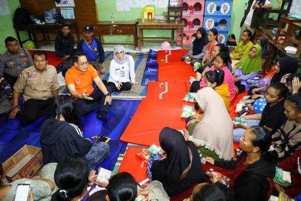 Pj. Gubernur Jatim Tinjau Bencana Tanah Bergerak di Pasuruan, Pastikan Kebutuhan Pengungsi Terpenuhi