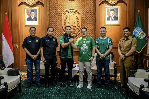 Pj Gubernur Jawa Timur Mendukung Penuh Mini Camp Persebaya dan Keberangkatan Bonek ke Australia