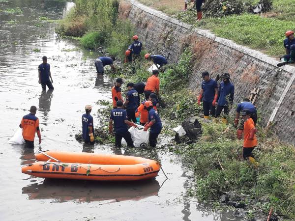 Mitigasi Bencana Banjir, BPBD Jatim Bersihkan Sungai Pucang Sidoarjo