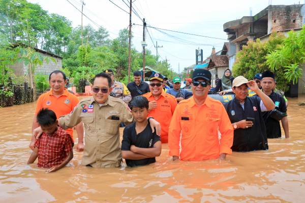 Gerak Cepat Tangani Banjir Pasuruan, BPBD Jatim Salurkan Bantuan dan Pastikan Kebutuhan Dasar Masyarakat Terpenuhi