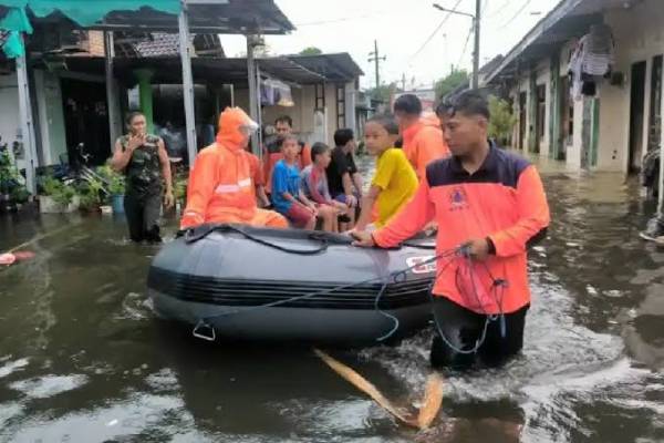 Gerak Cepat BPBD Jatim Kirim Bantuan Banjir Mojokerto-Jombang