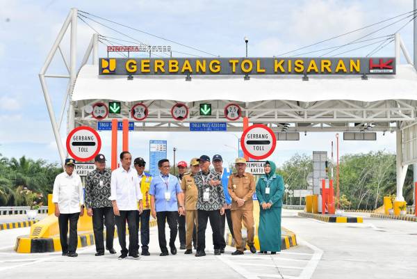 Jokowi Resmikan Dua Ruas Tol Trans Sumatera, Tingkatkan Mobilitas dan Daya Saing Ekonomi Daerah