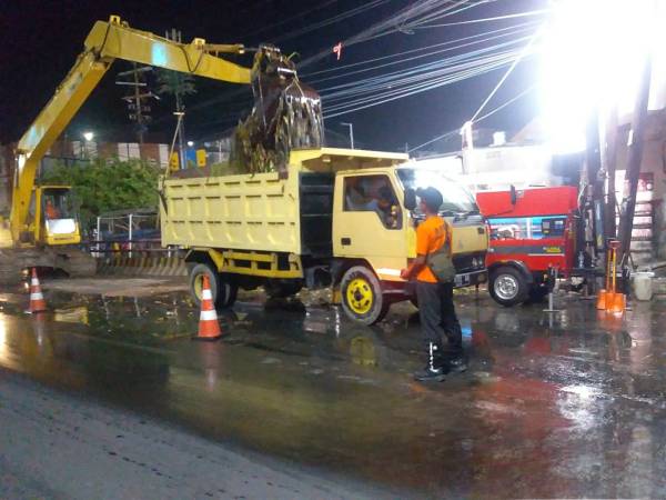 Cegah Banjir Waru Terulang Kembali, BPBD Jatim Bersihkan Sampah Kali Buntung dan Kali Sinir