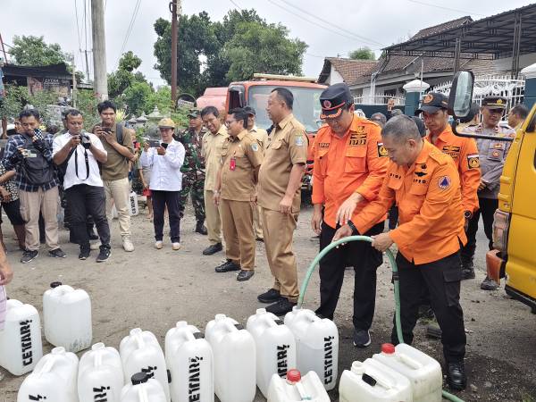 Tim BPBD Jatim Salurkan Air Bersih di Wilayah Plosoklaten, Kediri