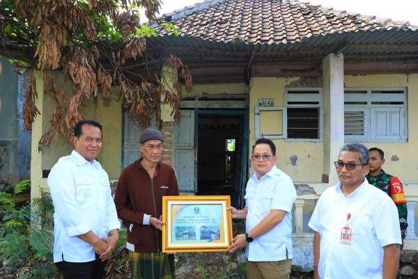 Pj. Gubernur Jatim Serahkan Berbagai Bantuan Alat Pekerjaan Umum