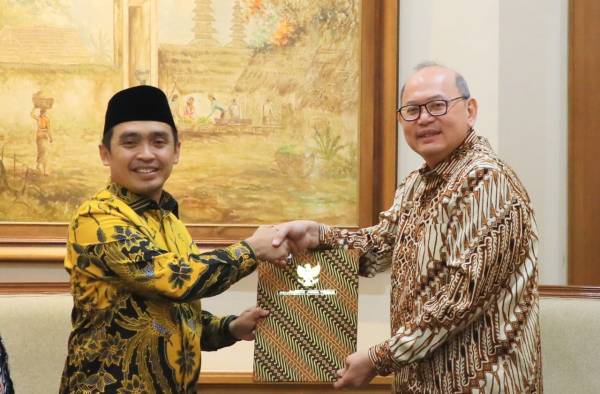 Pj. Sekdaprov Jatim Serahkan SPT Plt. Walikota Pasuruan Kepada H. Adi Wibowo