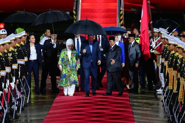 Prabowo Sambut Hangat Kedatangan Erdogan di Bandara Halim Perdanakusuma