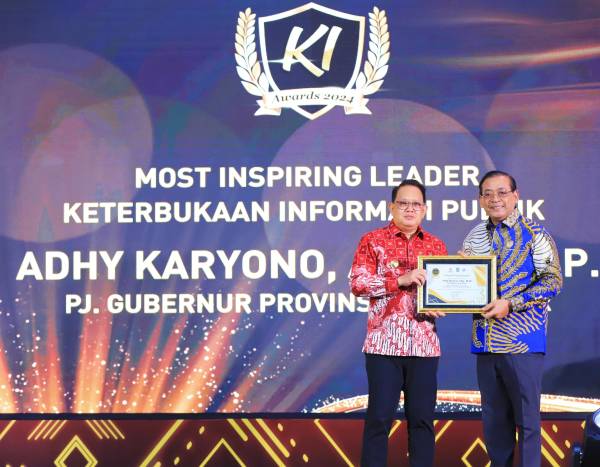 Pj. Gubernur Jatim Terima Penghargaan Most Inspiring Leader Keterbukaan Informasi Publik