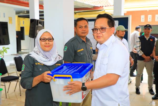 Pj. Gubernur Jatim Tinjau Kesiapan Logistik Jelang Pilkada Serentak di Kabupaten Lumajang, Begini Kondisinya