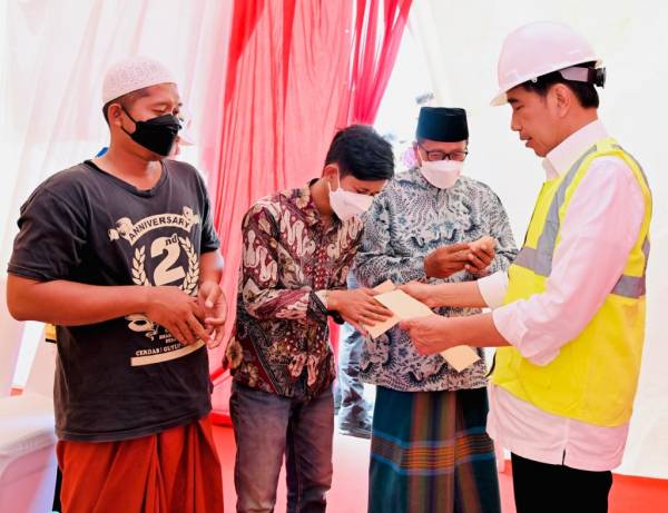 Jokowi Temui Perwakilan Warga yang Berdemo saat Peresmian Tol Semarang-Demak