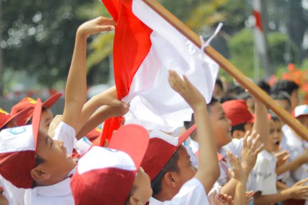 Mendikdasmen Wajibkan Siswa Nyanyi Indonesia Raya Sebelum Kelas Dimulai