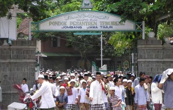 Membangun Kembali Puing-Puing Pesantren