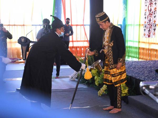 Disematkan Peci dan Tongkat, Jokowi Dianugerahi Gelar Kesultanan Buton