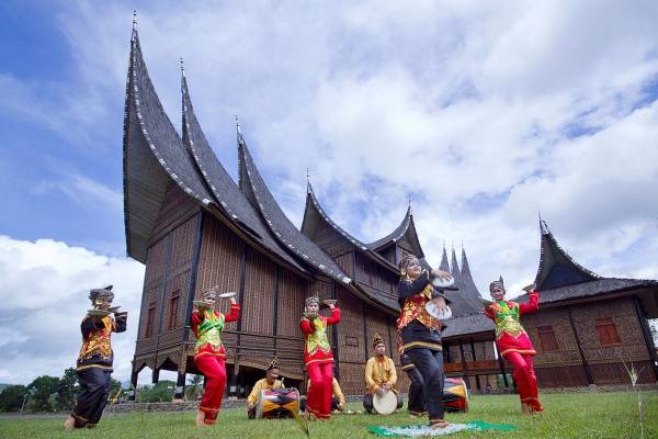 Tari Piring: Warisan Budaya Minangkabau yang Mendunia