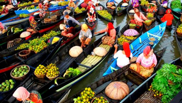 6 Pasar Unik di Indonesia, Ada yang Berjualan Diatas Perahu