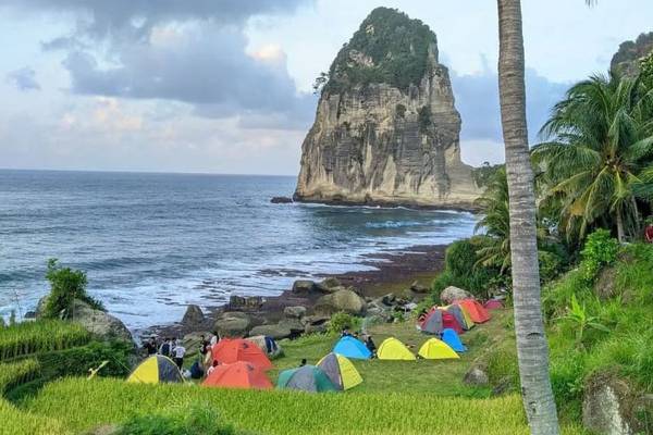 Pesona Pantai Pangasan: Keindahan Tersembunyi di Pacitan dan Tips Berkunjung