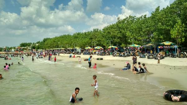 Pantai Dalegan: Surga Pasir Putih dan Ombak Tenang di Gresik