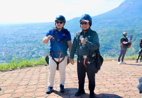 Kala  Pj. Gubernur Jatim dan Pj. Gubernur Lampung Nikmati Wisata Tandem Paralayang di Kota Batu